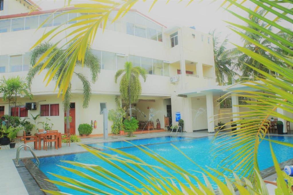 The Ocean Pearl Hotel Negombo Exterior photo