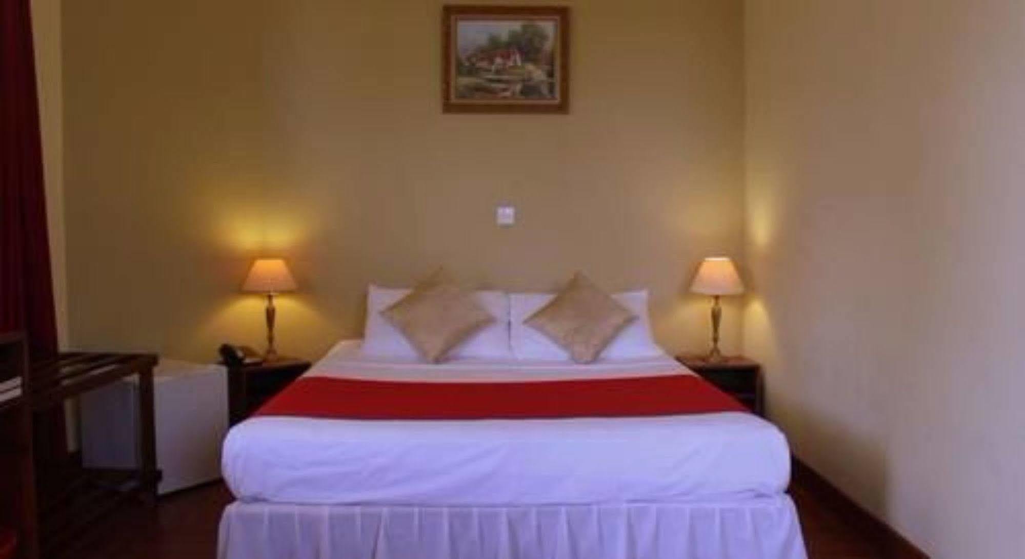 The Ocean Pearl Hotel Negombo Exterior photo